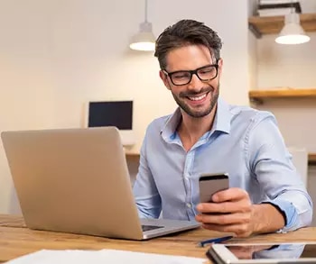 Virtual office in Servcorp were a man is working remotely. 